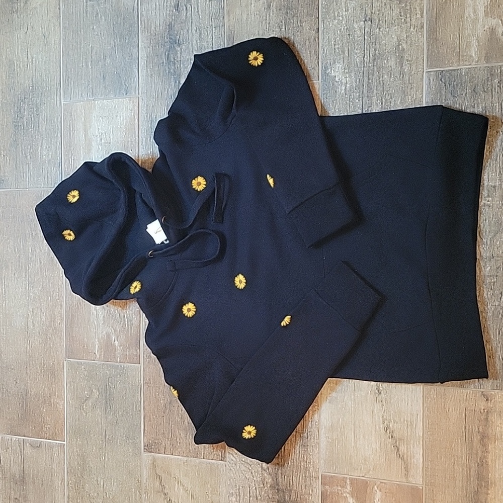 Small Ultra Soft Black hoodie w/ embroidered Sunflowers By Reflex NWT